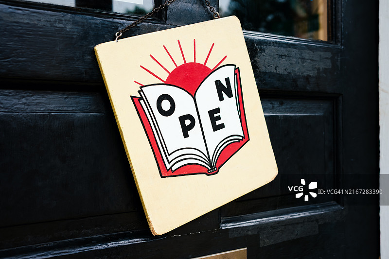书店门上的开业标志图片素材