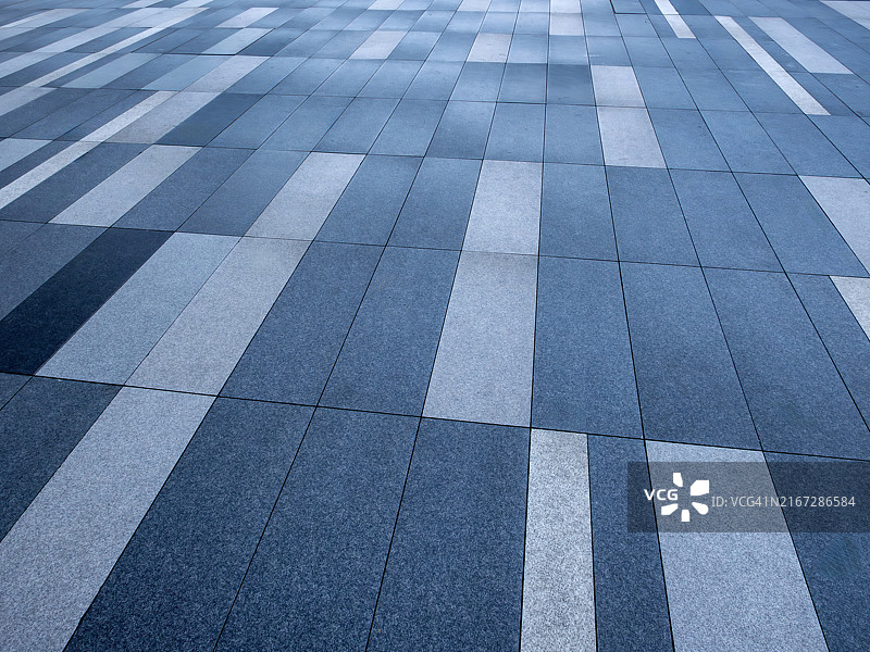 灰色和蓝色图案铺砌表面的特写图片素材