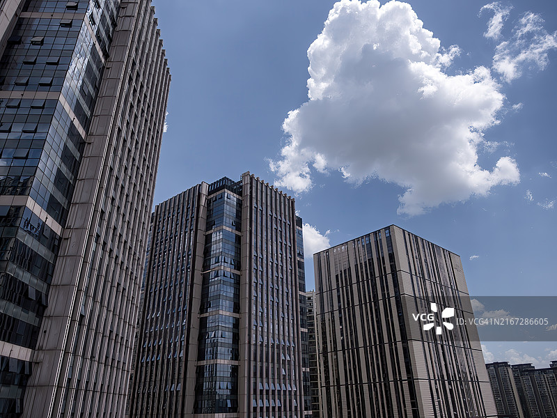 现代高层建筑与天空白云的对比图片素材