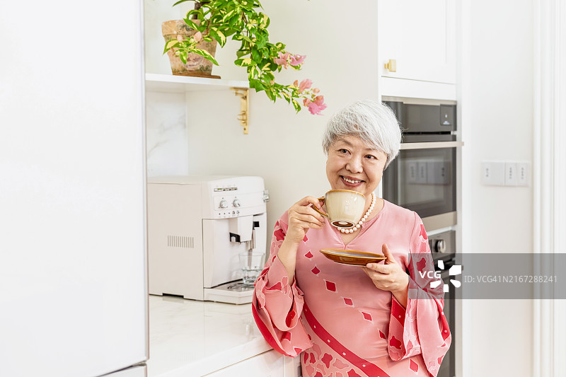 喝咖啡的美丽微笑老年妇女肖像图片素材