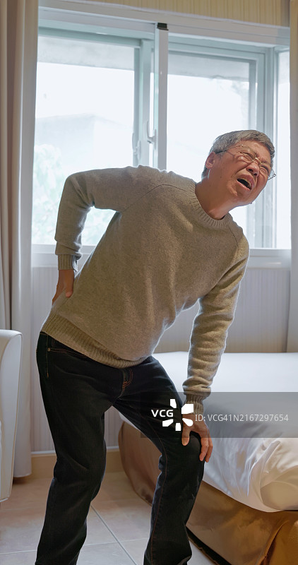 亚洲老人腰部坐骨神经痛图片素材
