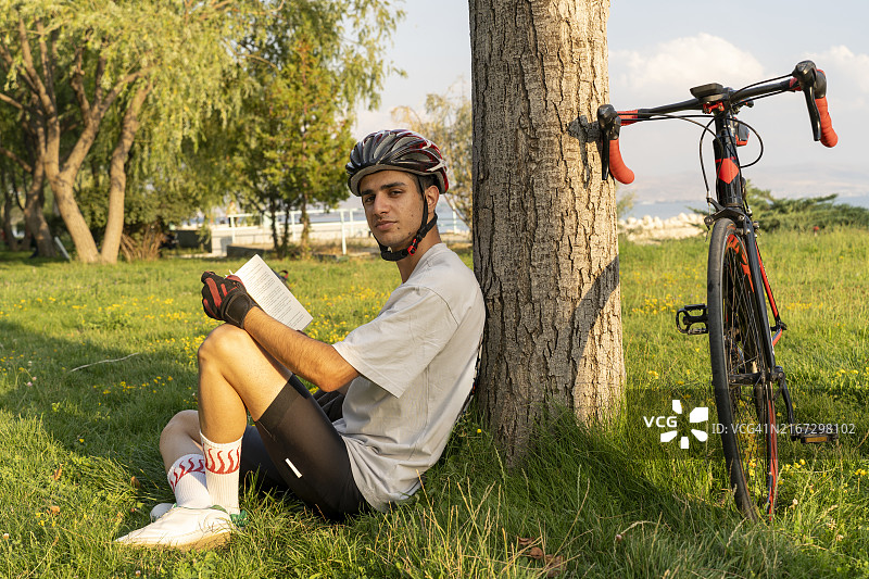 骑自行车旅行者阅读书籍图片素材
