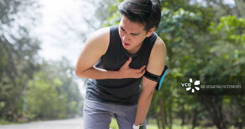 亚洲男人锻炼时突发心脏病图片素材