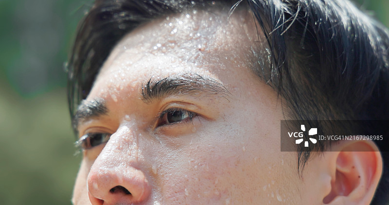 特写：亚洲男人脸部出汗图片素材