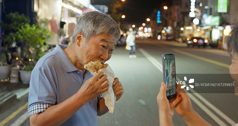 老年夫妇逛夜市图片素材