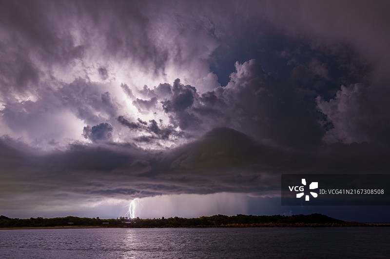 皮尔斯堡入口上空的闪电图片素材