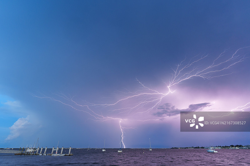 詹森海滩堤道公园的闪电喷发图片素材