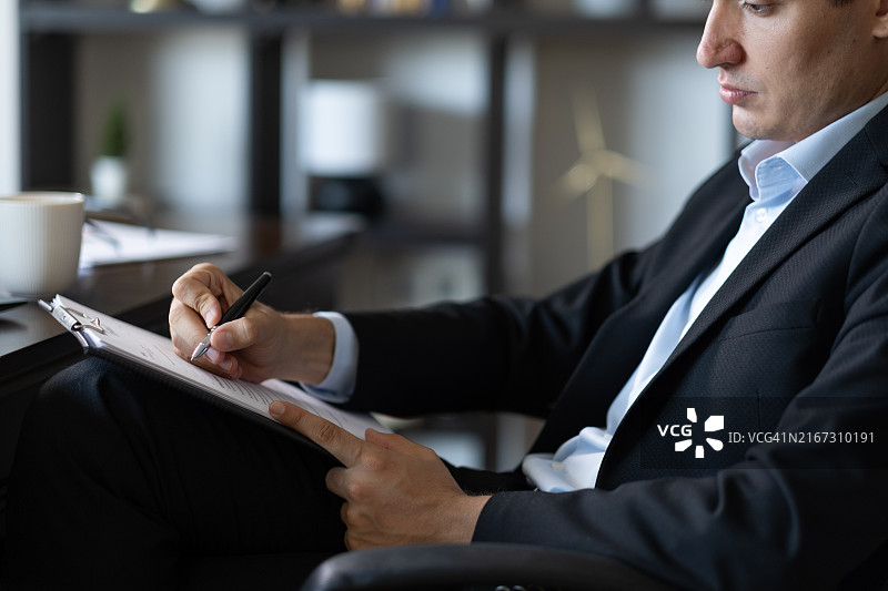 英俊的年轻商人在办公室准备文件图片素材