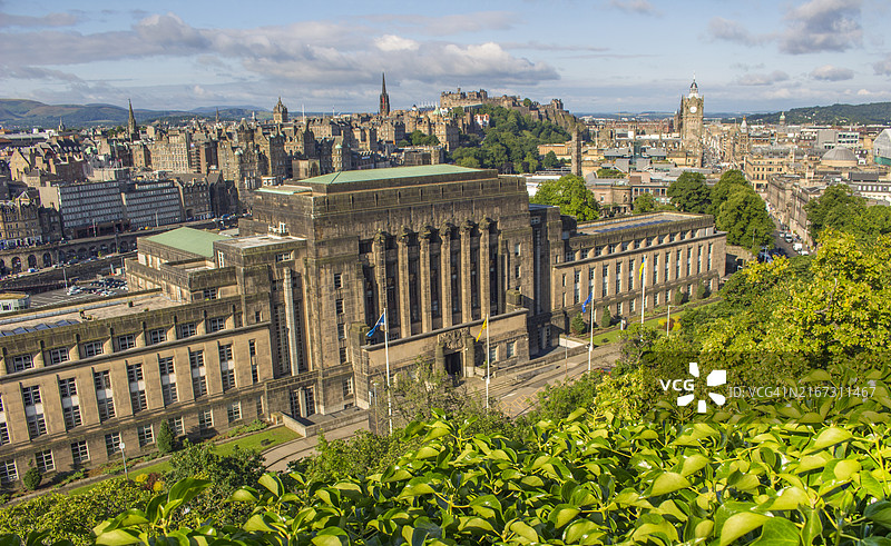 从卡尔顿山看圣安德鲁斯大厦和爱丁堡老城天际线图片素材