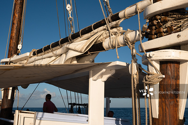 停泊帆船上收起的船帆，贝基亚图片素材