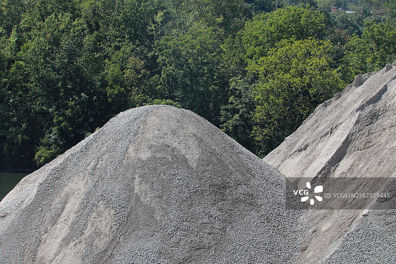 用作建筑骨料的砾石和沙堆图片素材