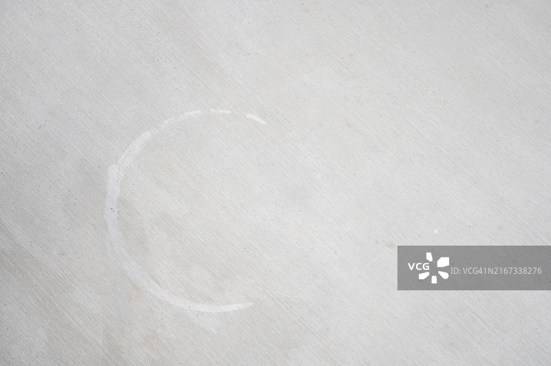 白色金属表面上的咖啡渍图片素材