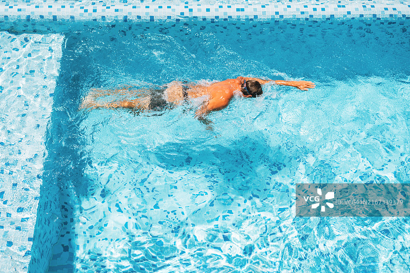在游泳池里游泳的运动男人图片素材