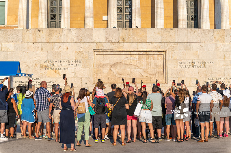 在希腊雅典议会大厦前的一群游客图片素材