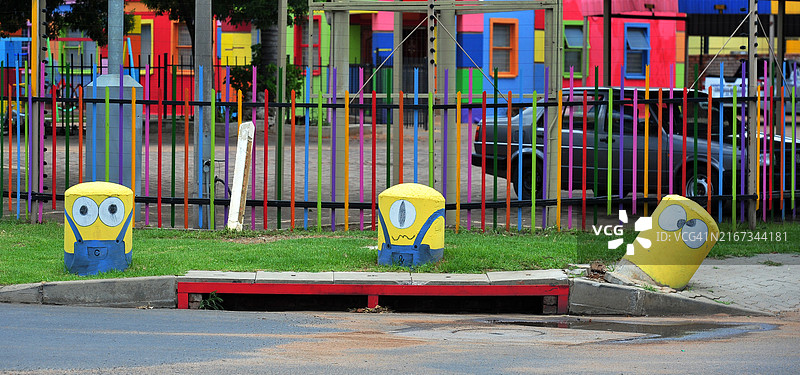 漆成小黄人样子的路障图片素材