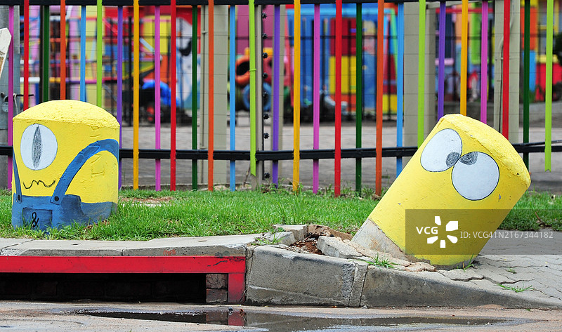 漆成小黄人样子的路障图片素材