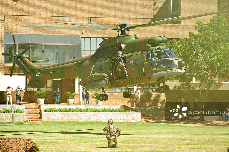 从羚羊直升机上快速绳降图片素材