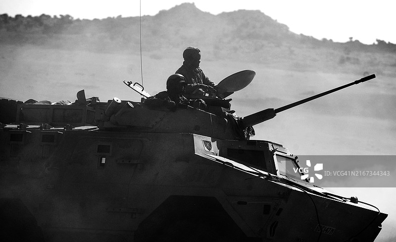 乘坐“狞猫”步兵战车的士兵图片素材