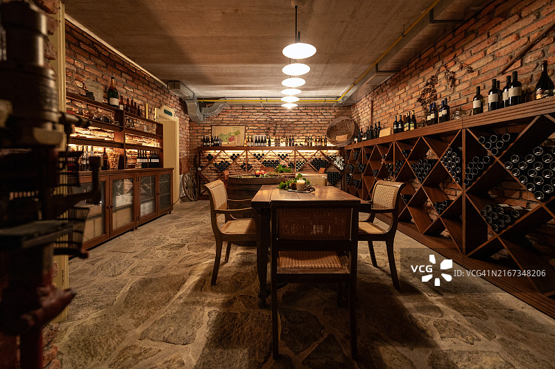 精品酒店内优雅的复古酒窖图片素材