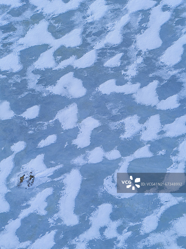 蓝色冰冻湖面白色雪抽象图案图片素材