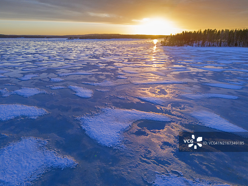 结冰湖面日落倒影（芬兰）图片素材