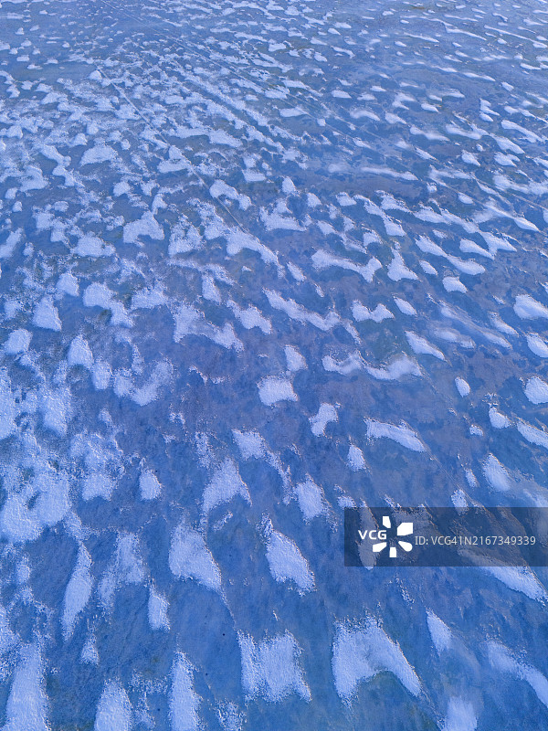 蓝色冰冻湖面白色雪抽象图案图片素材