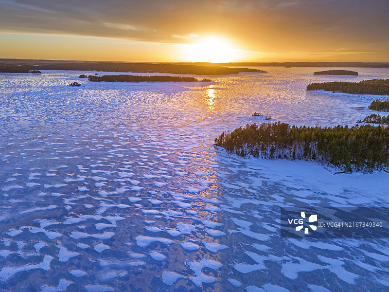 芬兰日落时分的宁静冰湖航拍图片素材