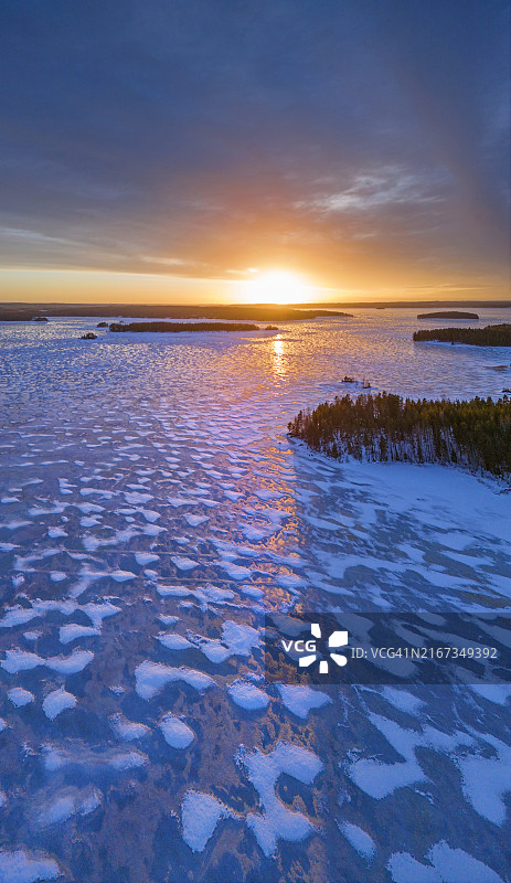 芬兰日落时分的宁静冰湖航拍图片素材