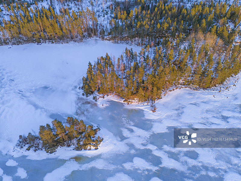 芬兰冰冻湖面与森林岛屿图片素材