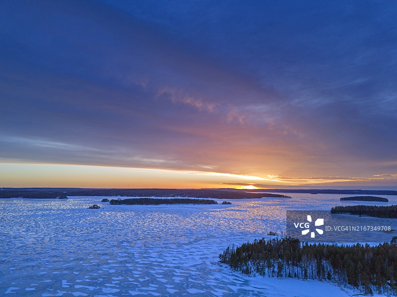 冬日阳光照耀下的芬兰冰封湖面图片素材