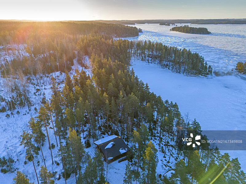冬季森林冰冻湖泊度假图片素材