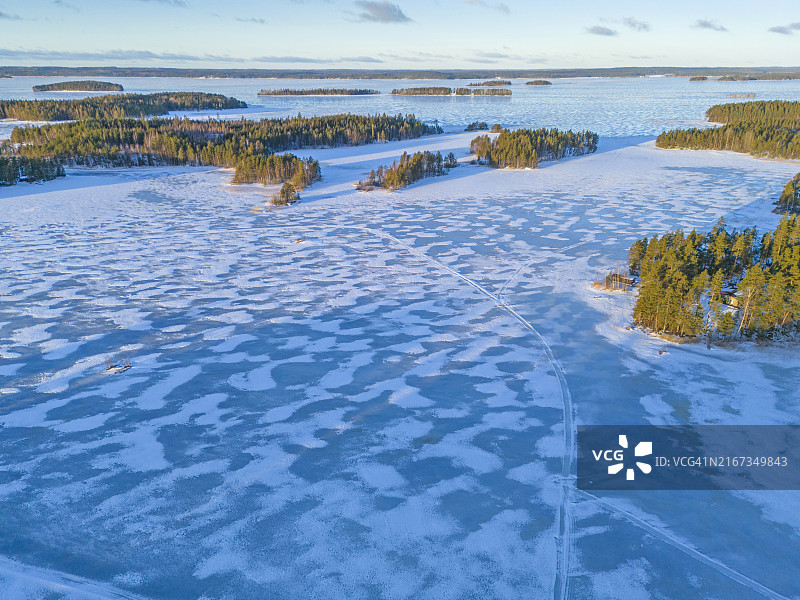芬兰湖区冰封湖面航拍图片素材