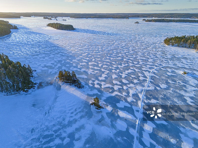 冰雪覆盖的芬兰湖区航拍图片素材