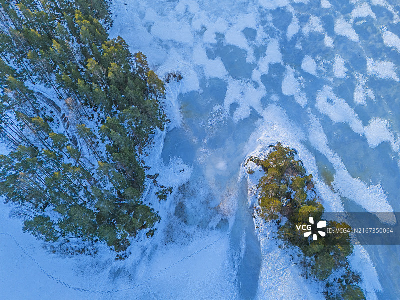 冰冻湖面和森林航拍景观图片素材