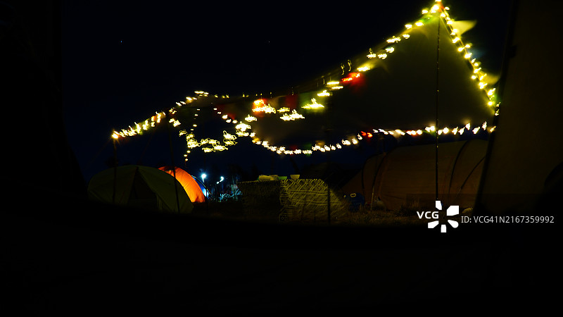 夜晚带有精美发光LED灯的营地帐篷图片素材