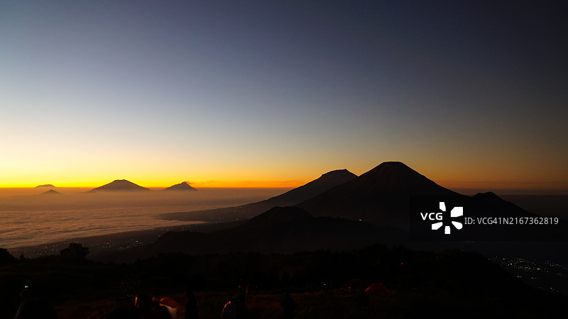 印度尼西亚山脉剪影日出光束图片素材