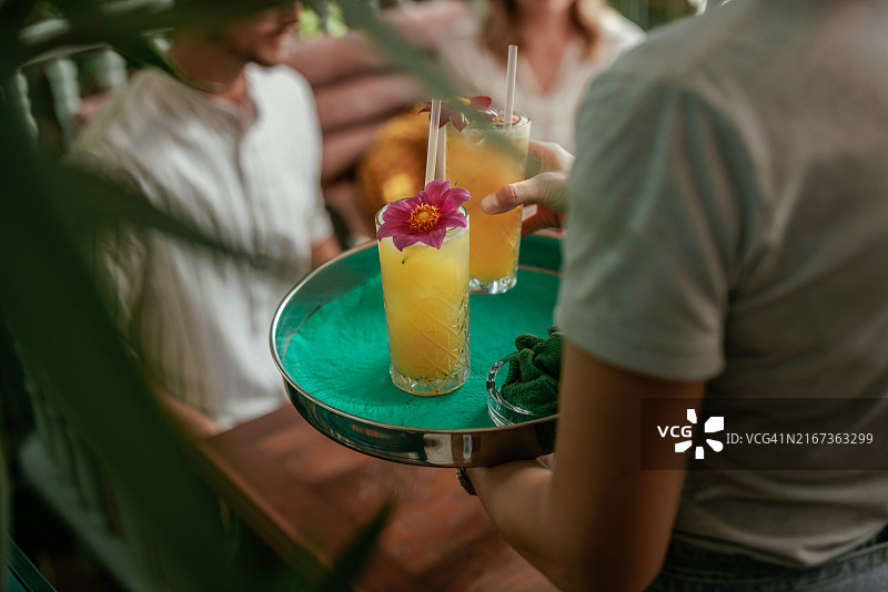 女服务员托盘上的两杯果汁图片素材