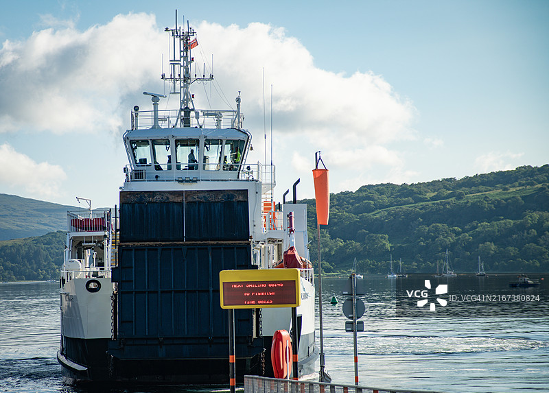 驶入码头的苏格兰高地渡轮图片素材