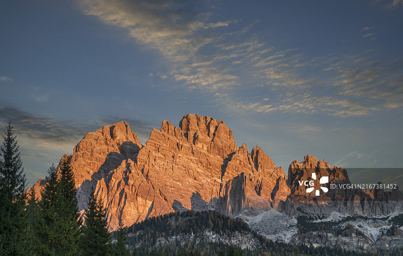 意大利多洛米蒂山脉日出美景图片素材