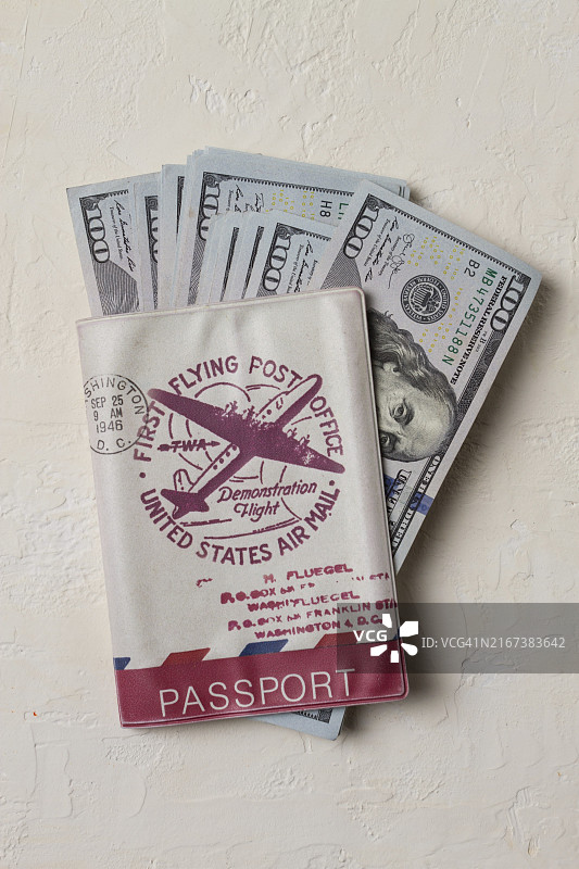 内有美元的国际护照顶视图图片素材
