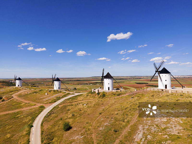 西班牙唐吉诃德之路：蓝天下白色风车群图片素材