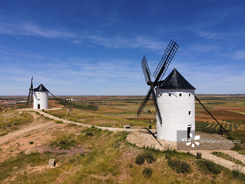 西班牙唐吉诃德之路：白色风车与田野风光图片素材