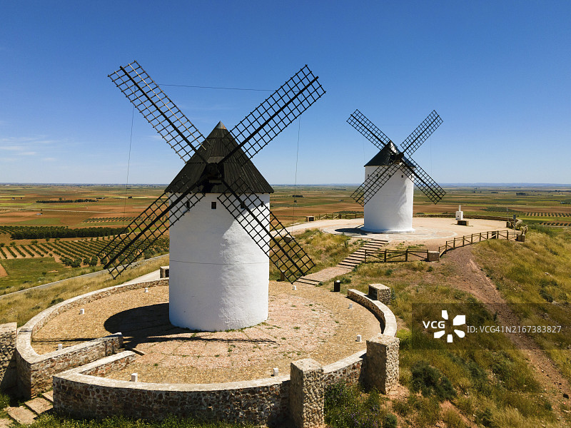 唐吉诃德之路：西班牙阿尔卡萨尔德圣胡安的两座白色风车图片素材