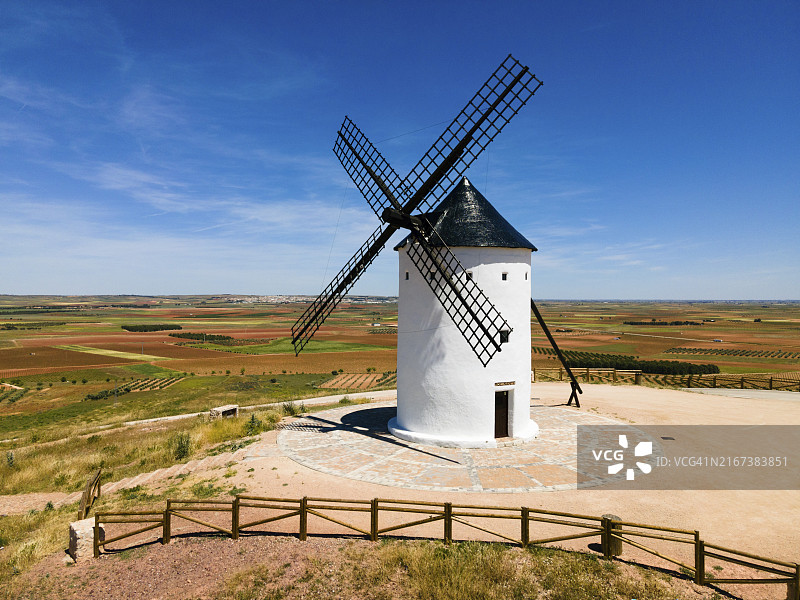 西班牙唐吉诃德之路：蓝色天空下的白色风车图片素材