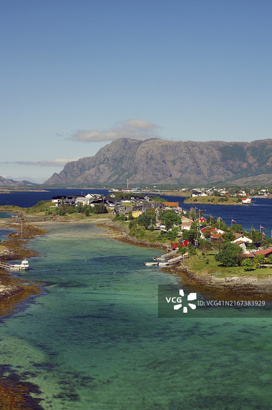 挪威沿海村庄，风景如画的清水、绿地和远山，欧洲图片素材