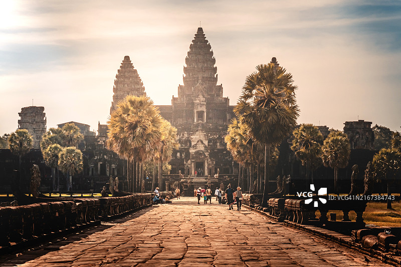 在柬埔寨吴哥窟的游客的背影图片素材