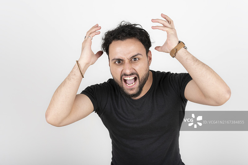 大声争吵的拉丁裔年轻男人图片素材