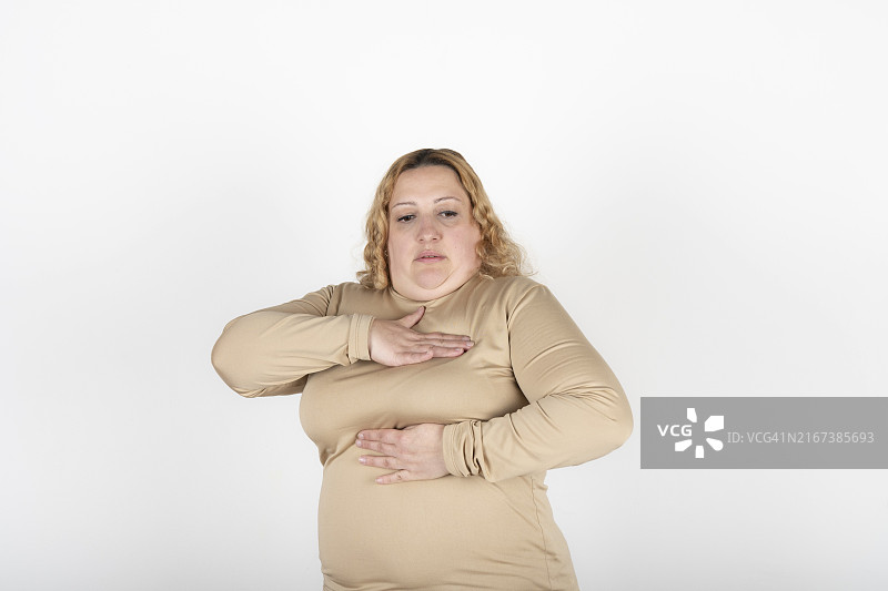 大码女性正在做乳-房自我检查(BSE)图片素材