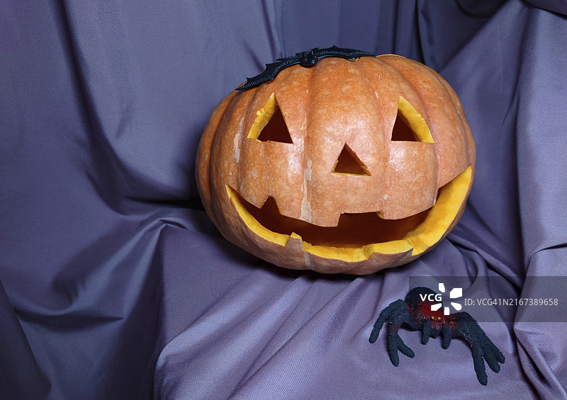 雕刻的万圣节南瓜灯和蜘蛛营造出怪异的节日氛围图片素材