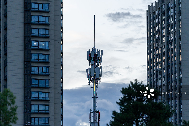 城市中的5G信号塔图片素材